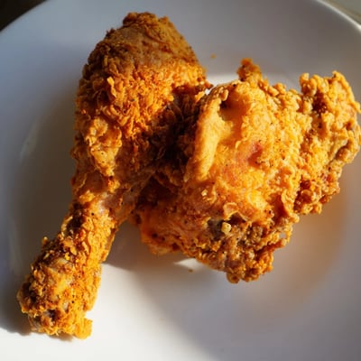 Juicy, perfectly cooked crispy fried chicken, a delicious American main course suggestion.